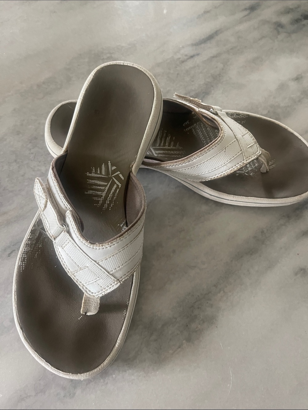 Clarks White and Brown Women's Thong Sandals